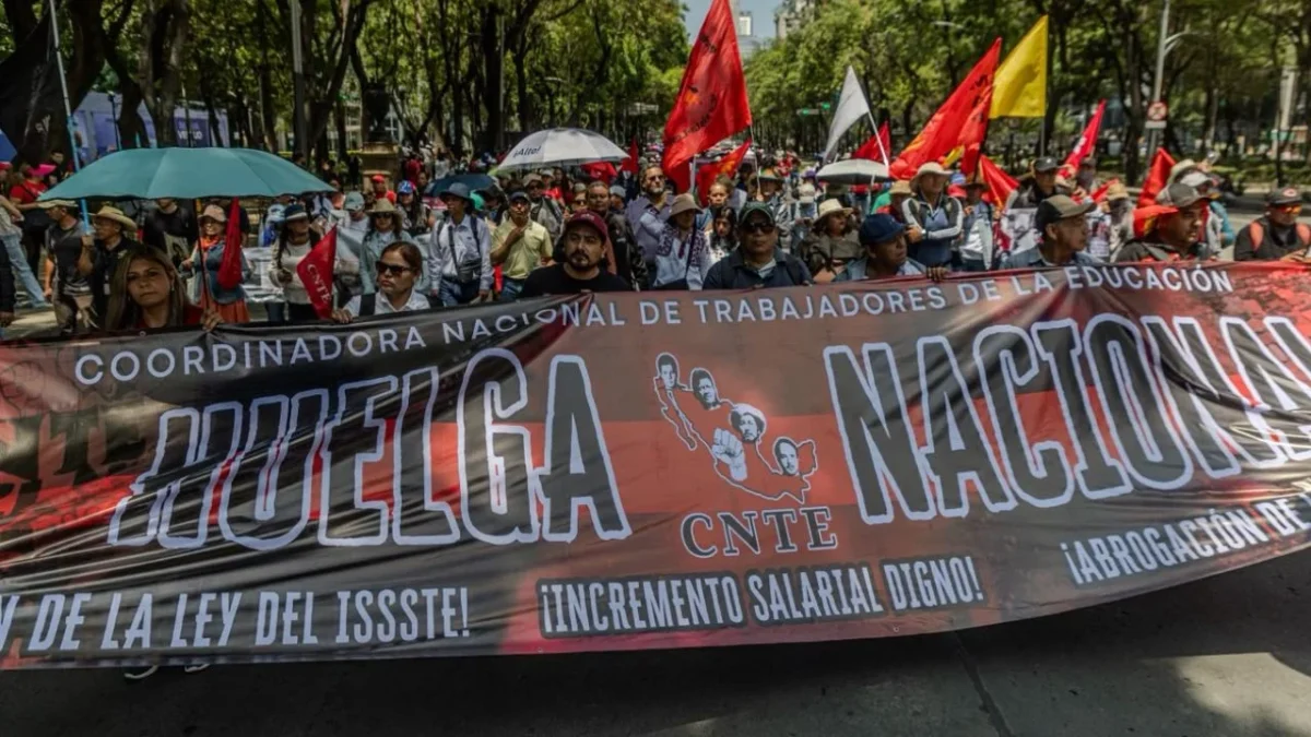 Integrantes de la CNTE ofrecieron su apoyo a los dueños de palcos del Estadio Ciudad de México (antes Azteca), para respaldar sus protestas.