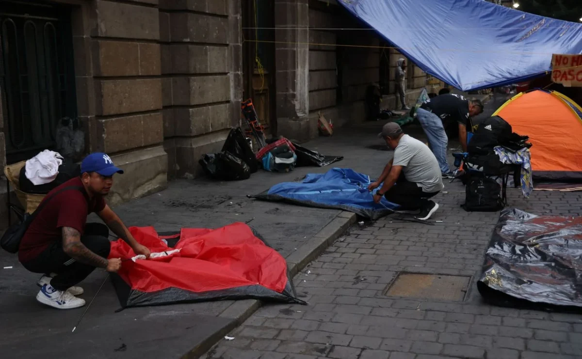Maestras y maestros de la Coordinadora Nacional de Trabajadores de la Educación (CNTE) comenzaron a retirar sus casas de campaña de las calles del Centro Histórico.