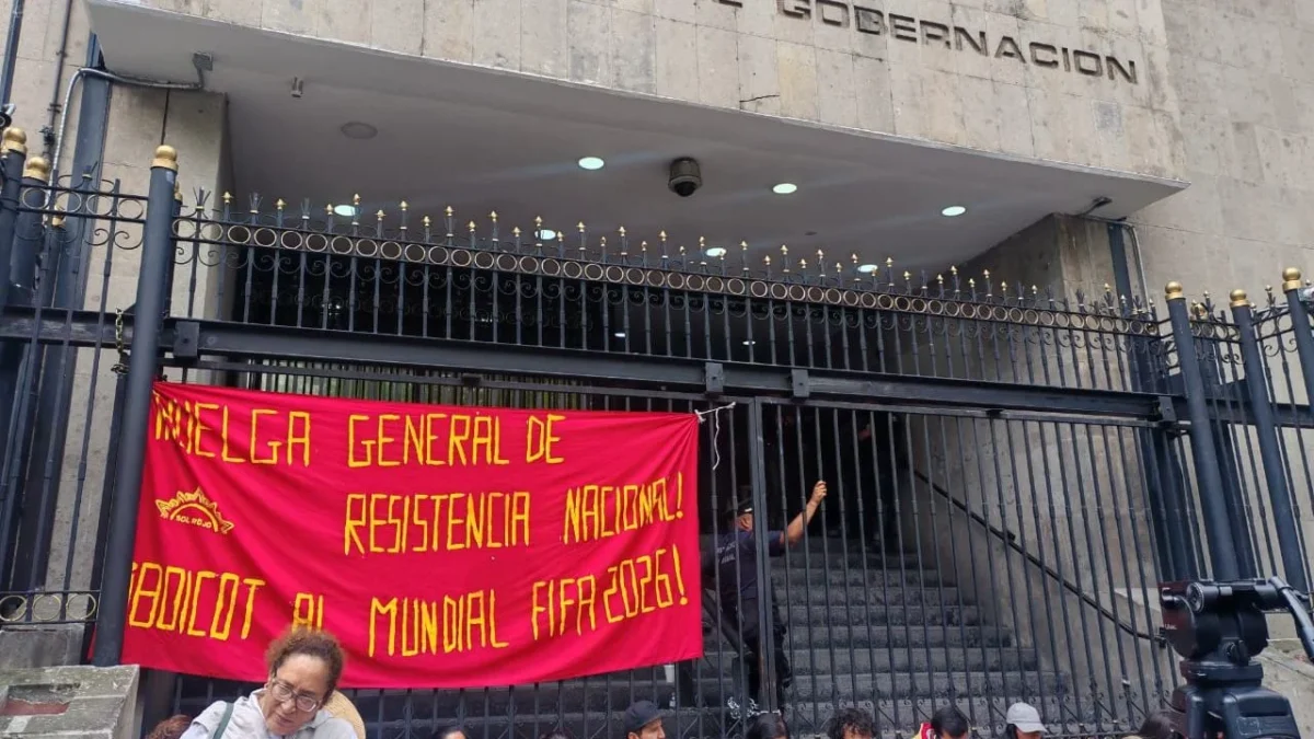 Miembros de la CNTE bloquearon Paseo de la Reforma, a la altura de la Glorieta del Caballito, en demanda a sus exigencias laborales.