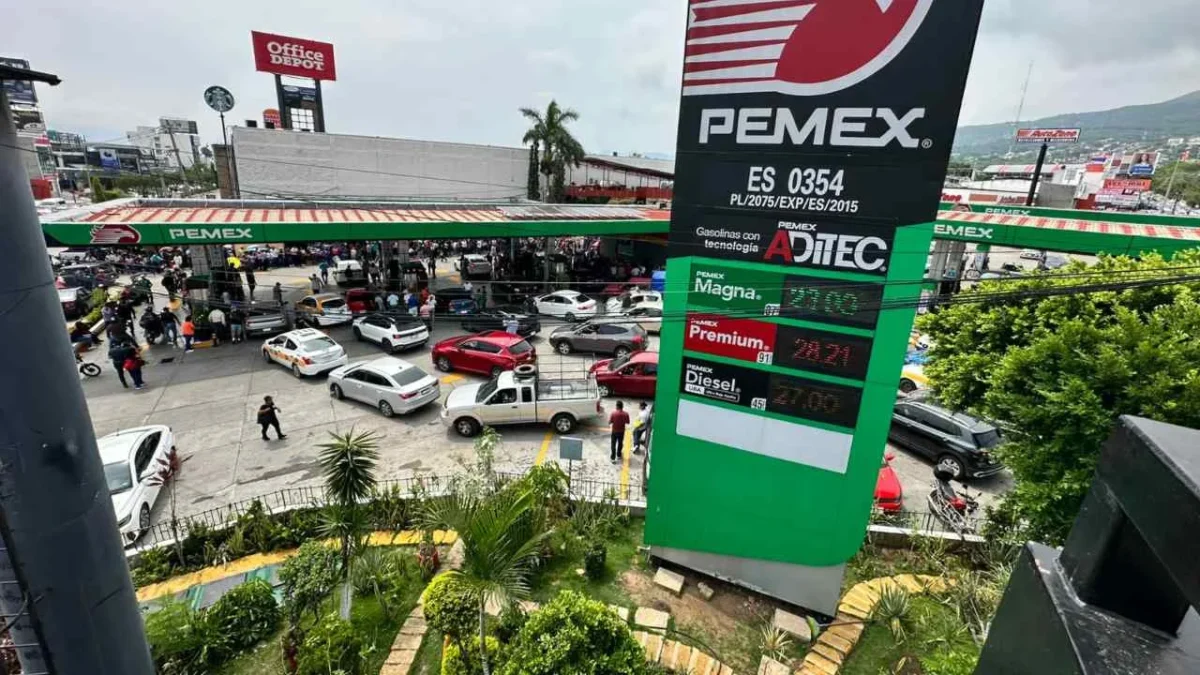 CNTE toma 13 gasolineras en Chiapas y regala combustible a automovilistas.