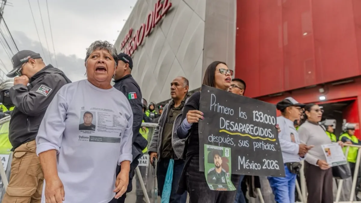 Al grito de 'México campeón en desaparición', diversos colectivos de búsqueda se manifestaron por segundo día consecutivo en Toluca.