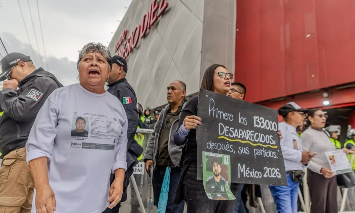 Al grito de 'México campeón en desaparición', diversos colectivos de búsqueda se manifestaron por segundo día consecutivo en Toluca.