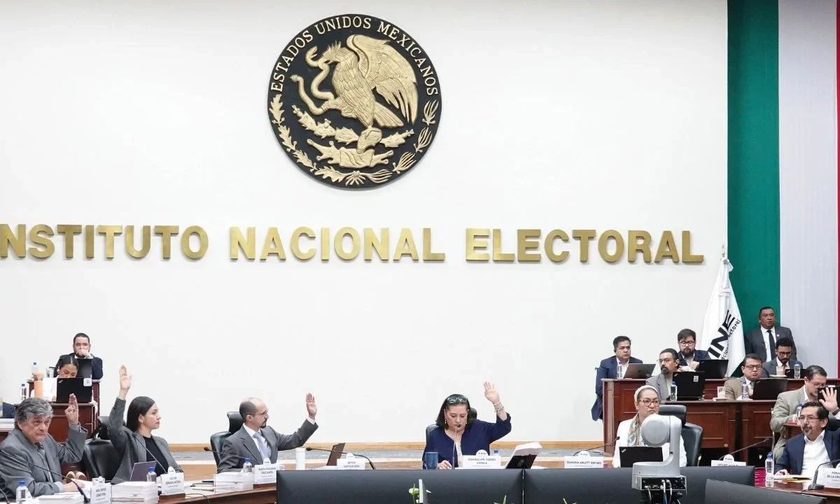 Reforma. Tres consejeros buscaron una vía legal para cumplir de inmediato con el cambio constitucional de abril pasado y devengar menos que la mandataria