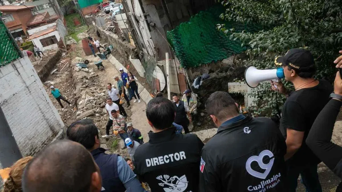 Personal de Cuajimalpa retira toneladas de residuos, lodo y cascajo tras la tormenta del 1 de junio.