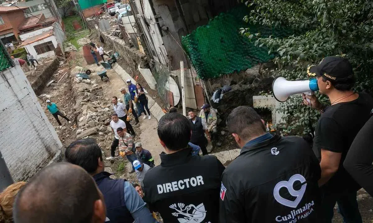 Personal de Cuajimalpa retira toneladas de residuos, lodo y cascajo tras la tormenta del 1 de junio.