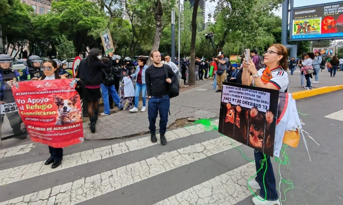 De protesta pacífica a conato de violencia, así se vivió la manifestación del Refugio Franciscano en inmediaciones del Auditorio Nacional.