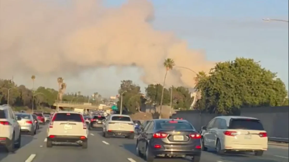 Bomberos trabajan para sofocar el incendio en un depósito de alimentos en Los Ángeles, después de varios días ardiendo y emitiendo humo.