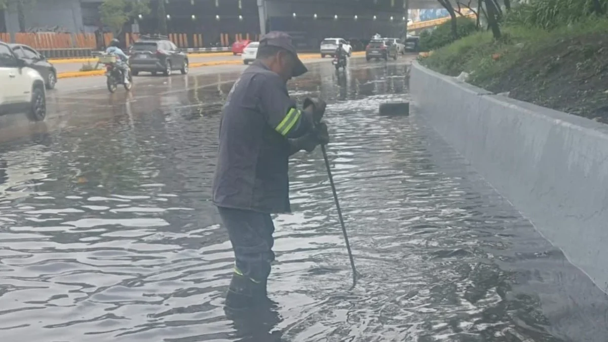 Brigada SEGIAGUA realiza trabajos de desazolve por encharcamiento reportado en Circuito Interior