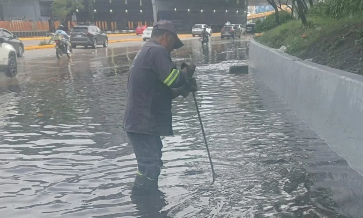 Brigada SEGIAGUA realiza trabajos de desazolve por encharcamiento reportado en Circuito Interior