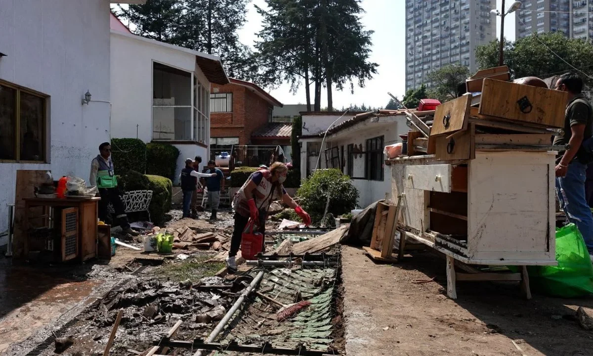La lluvia registrada la noche del lunes en la alcaldía Cuajimalpa provocó afectaciones a 16 vehículos y al menos 40 viviendas: SGIRPC.