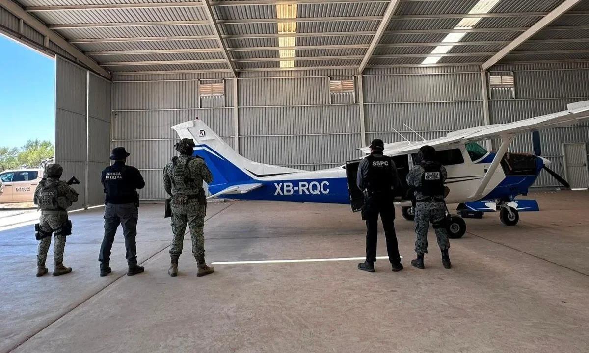 Durante el despliegue en el hangar clandestino aseguraron una aeronave, 20 kilos de cocaína y capturaron a un hombre requerido por la DEA.