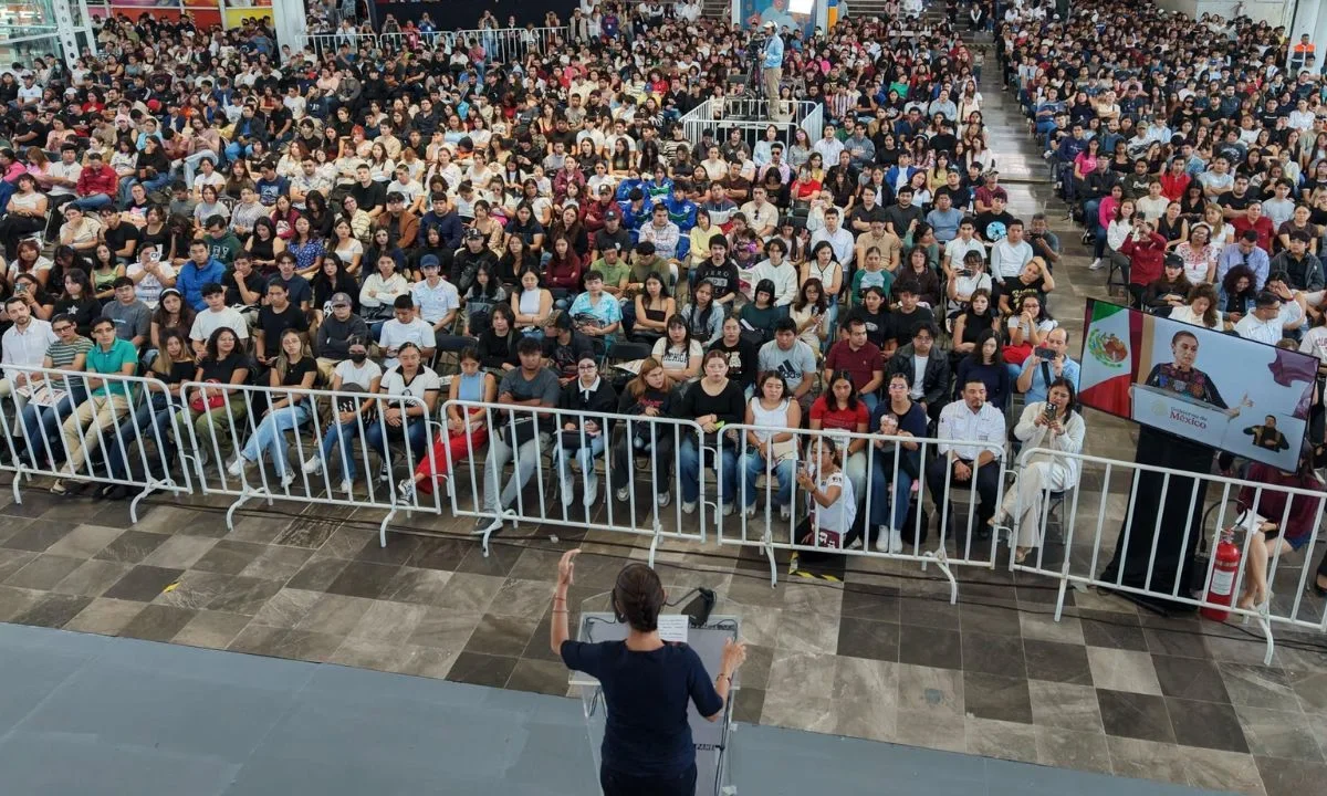 Jóvenes Construyendo el Futuro busca otorgar a los beneficiarios el derecho a un empleo digno a través de su primera experiencia laboral.