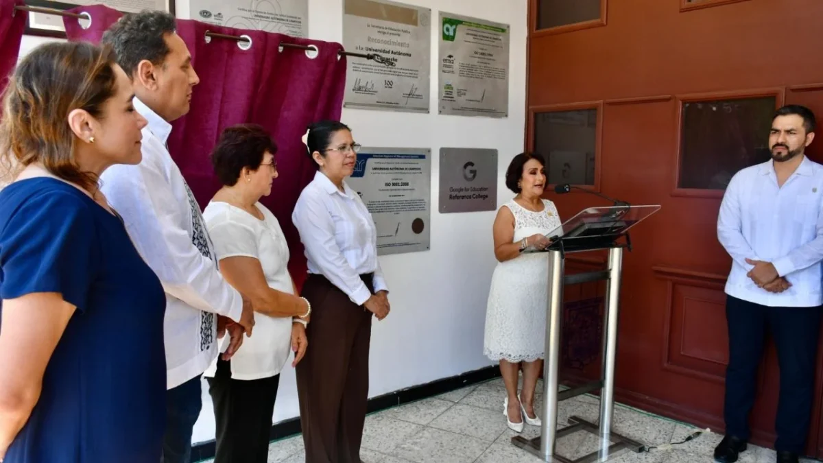 La secretaria de Salud estatal entregó el reconocimiento a la rectora de la UACAM, certificándola como un entorno que protege la salud.