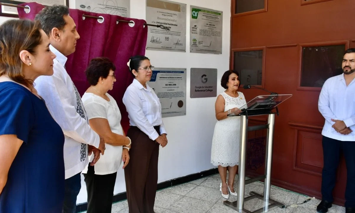 La secretaria de Salud estatal entregó el reconocimiento a la rectora de la UACAM, certificándola como un entorno que protege la salud.