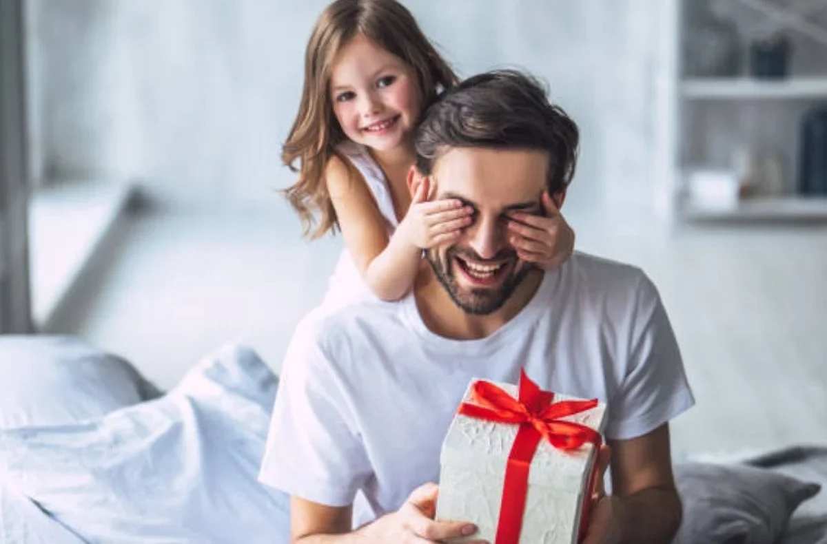 El Día del Padre es una celebración dedicada a reconocer el amor, esfuerzo y compromiso de quienes desempeñan una de las labores más importantes dentro de la familia.