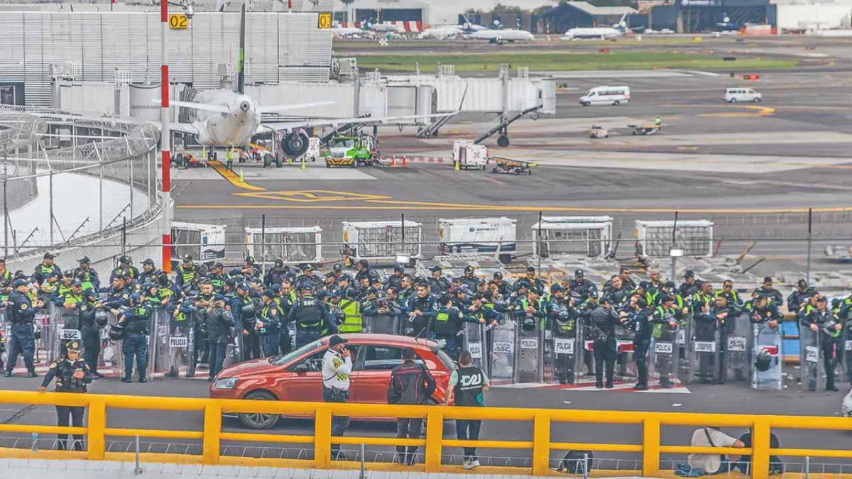 Bloqueos. Maestros de la CNTE bloquearon avenidas cercanas al aeropuerto, provocando el cierre de estaciones del Metro; en el AICM, policías antimotines realizaron cierres preventivos.