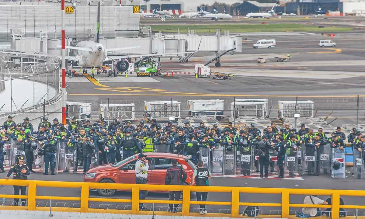 Bloqueos. Maestros de la CNTE bloquearon avenidas cercanas al aeropuerto, provocando el cierre de estaciones del Metro; en el AICM, policías antimotines realizaron cierres preventivos.