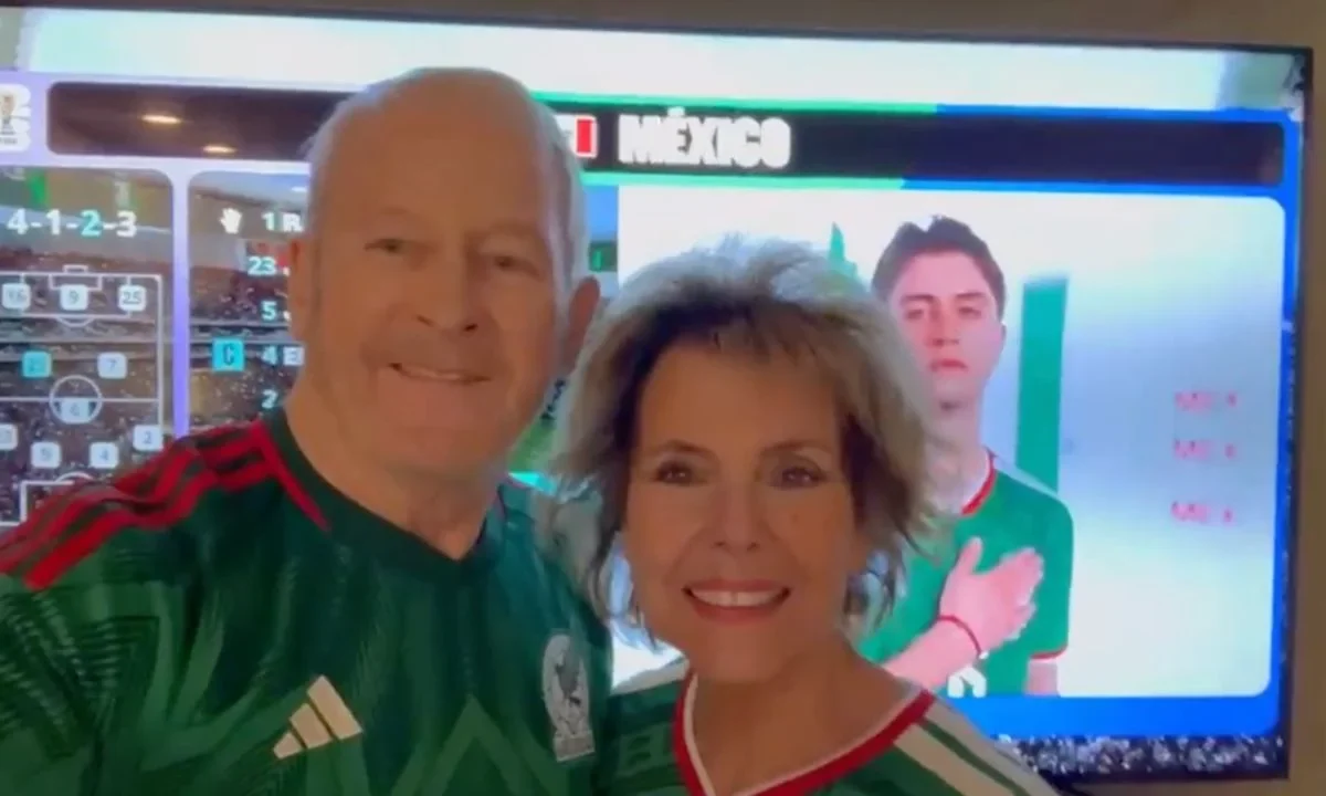 Ronald Johnson, portando una playera de México, deseó que gane la selección mexicana contra Corea del Sur y EU en su partido de mañana.
