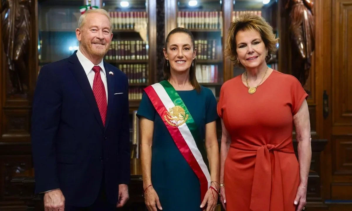 Claudia Sheinbaum celebró su cumpleaños con dos pasteles, uno de chocolate y otro de frutas y se quedará dentro de Palacio Nacional.