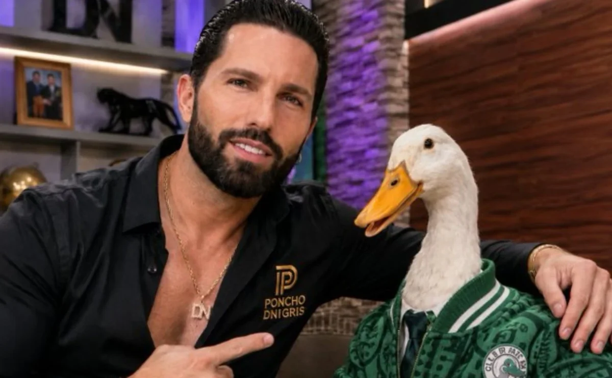 Poncho de Nigris ofreció 500 mil pesos por el Pato Merlín, aseguró que el ave podría convertirse en historia en el futuro.