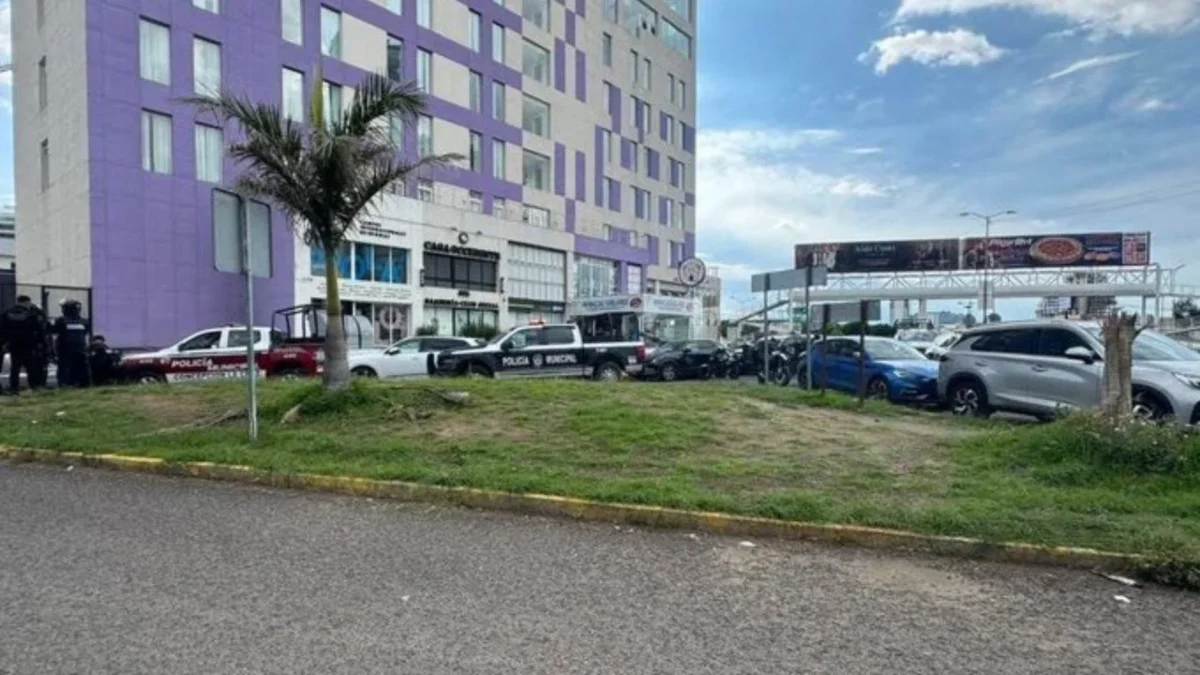 En medio de las celebraciones por el Día del Padre, se registró una balacera y persecución en Palmas Plaza, en Puebla.