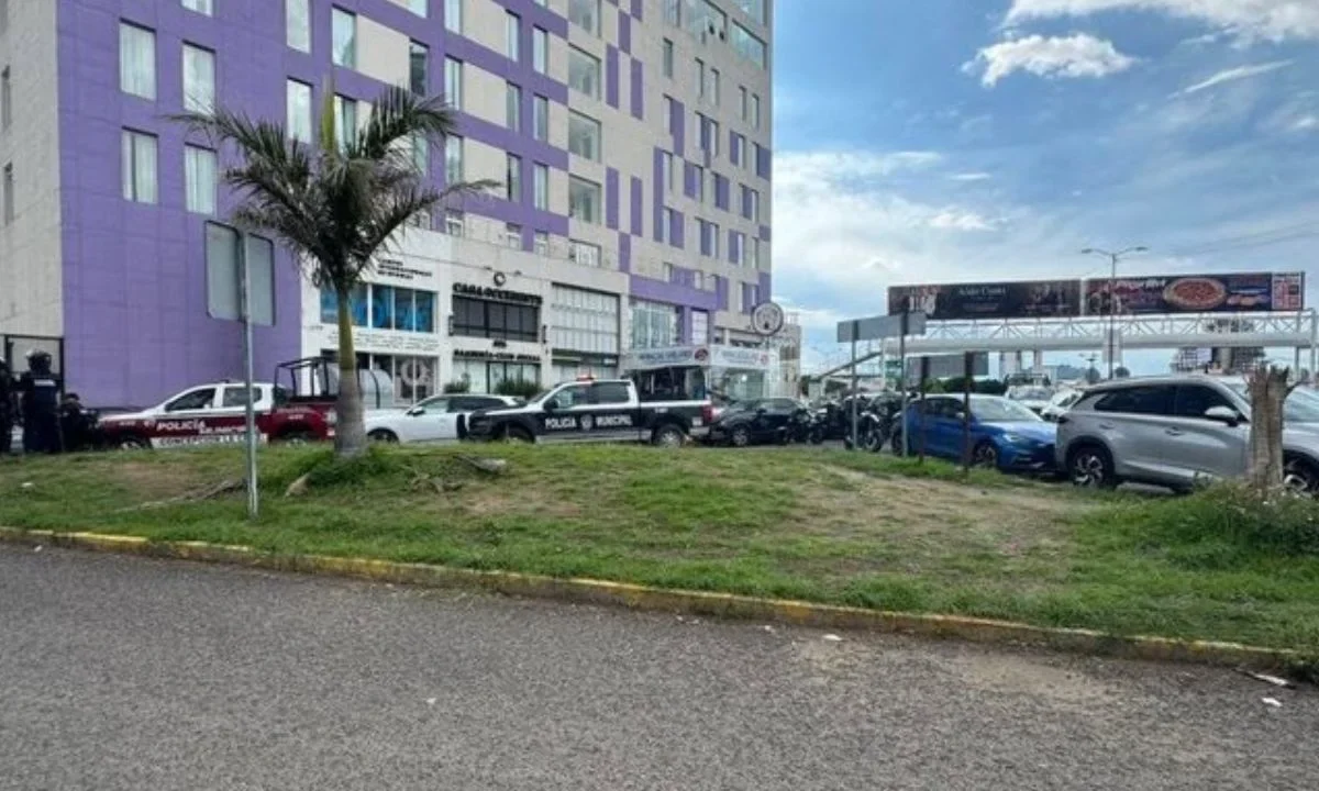 En medio de las celebraciones por el Día del Padre, se registró una balacera y persecución en Palmas Plaza, en Puebla.