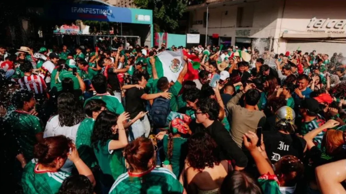 Encapuchados realizaron destrozos a negocios aledaños en inmediaciones del Fan Fest Guadalajara en medio del juego México vs Ecuador.