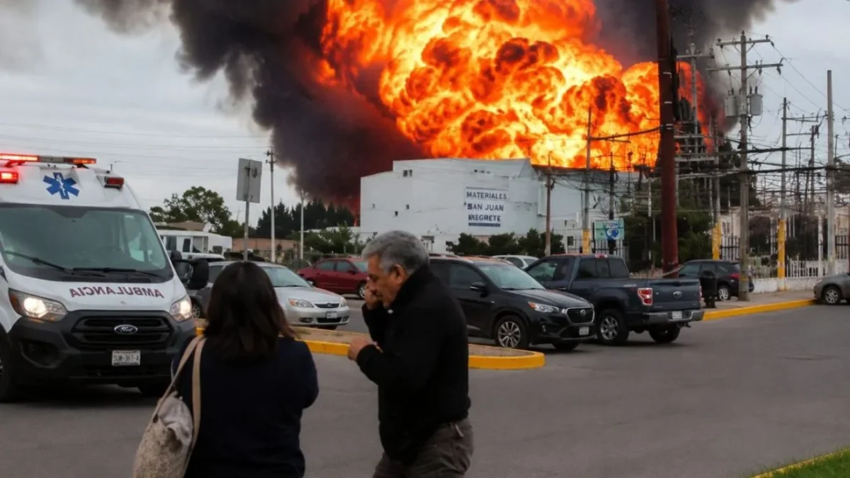 Explosión de presuntas pipas con combustible ilegal genera alarma y evacuaciones en Tepeaca, Puebla