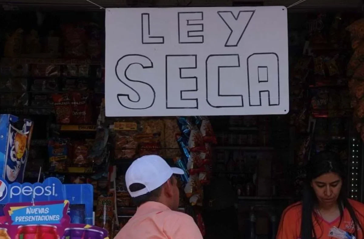 Autoridades capitalinas restringirán la venta de bebidas alcohólicas en zonas del Centro Histórico como parte del operativo de seguridad por el partido entre México y Chequia.