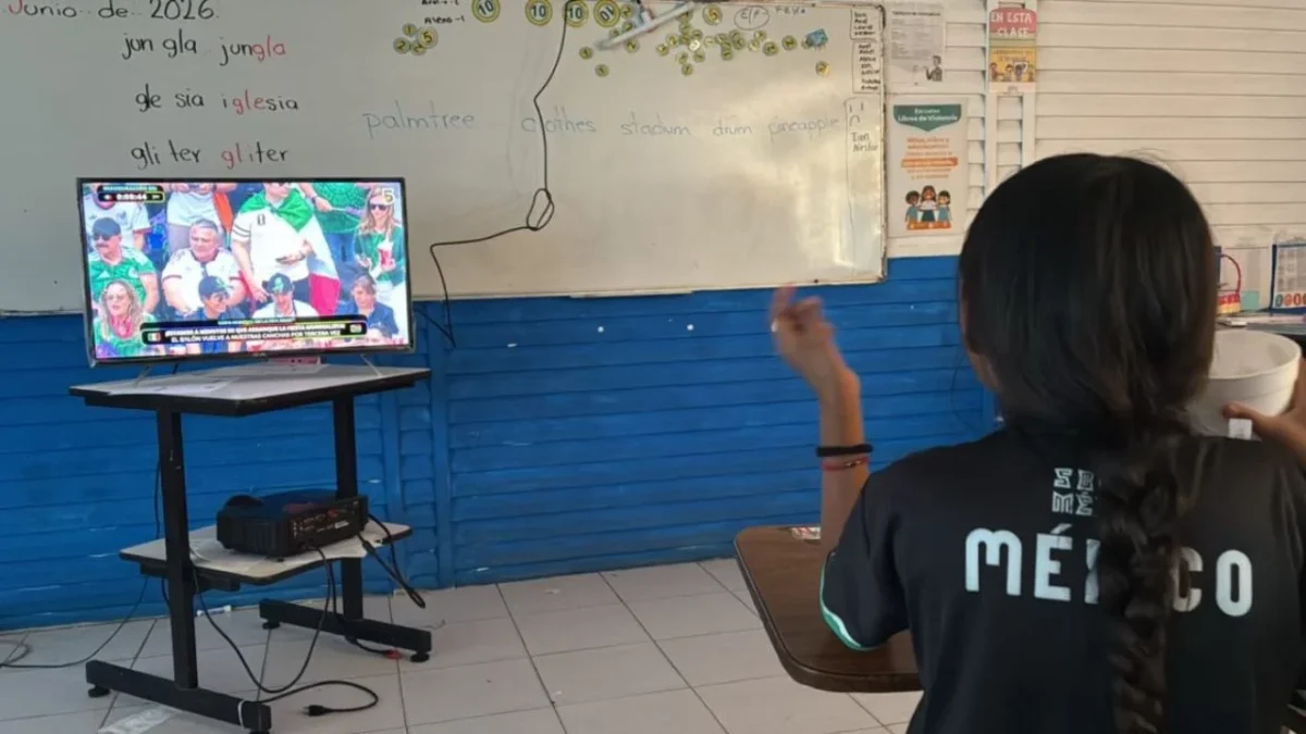 La escuelas en Nuevo León no cancelaron clases pese a ser ciudad sede del Mundial 2026, alumnos viven los festejos desde los salones.
