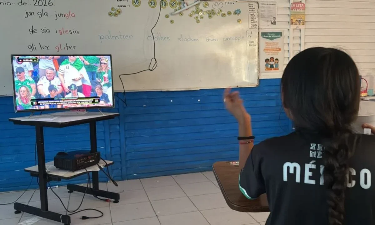 La escuelas en Nuevo León no cancelaron clases pese a ser ciudad sede del Mundial 2026, alumnos viven los festejos desde los salones.