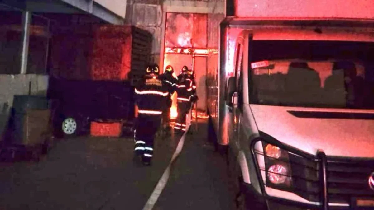 El incendio en una bodega en inmediaciones del Mercado de Jamaica provocó la evacuación de 150 personas de manera preventiva.