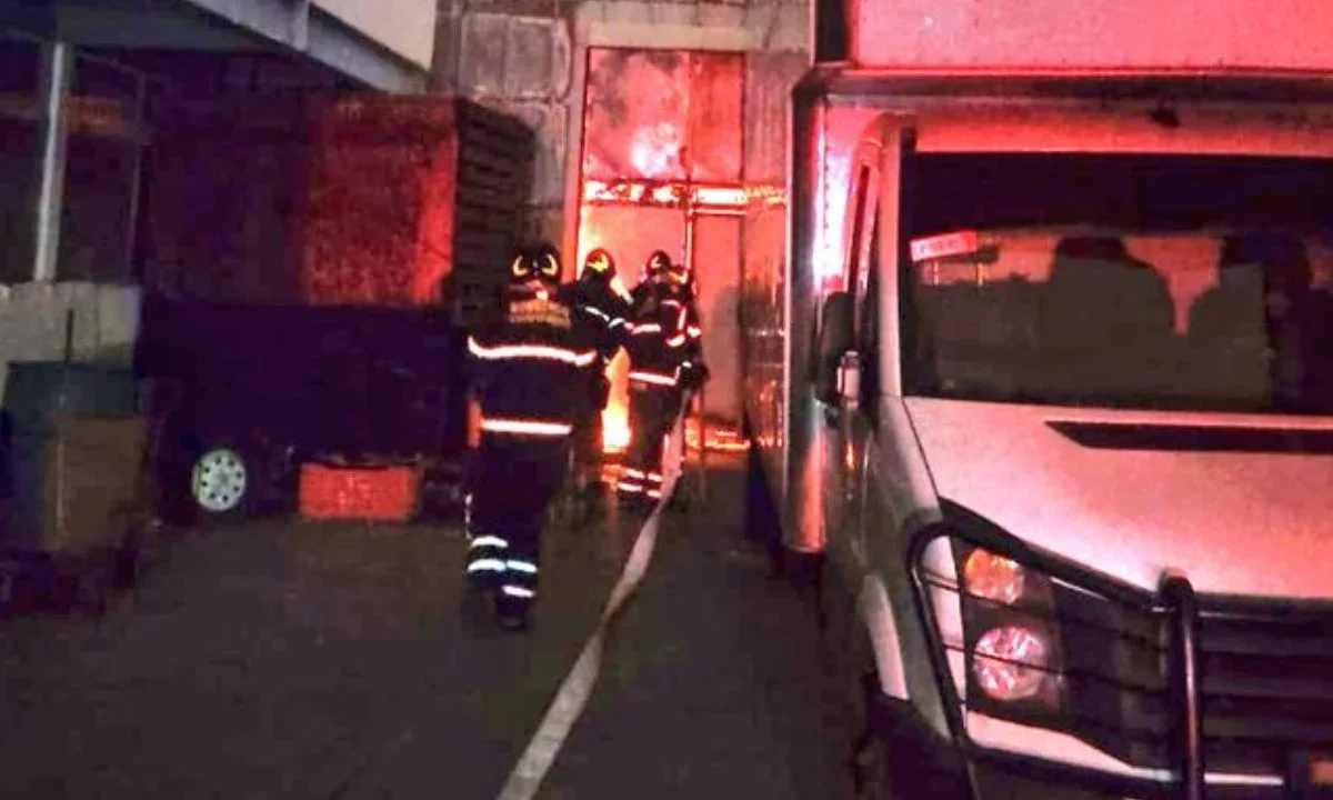 El incendio en una bodega en inmediaciones del Mercado de Jamaica provocó la evacuación de 150 personas de manera preventiva.