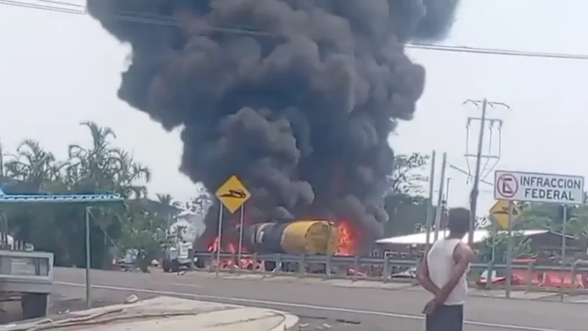 Un tractocamión cargado de aceite se impactó con dos vehículos militares en el punto de revisión fitosanitario La Venta en Tabasco.