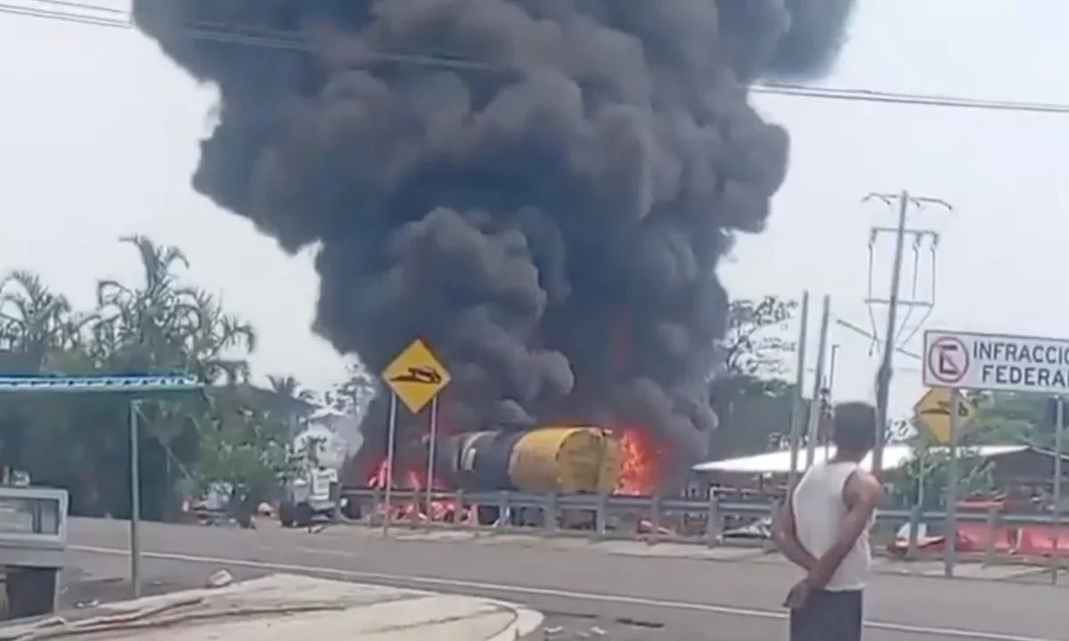 Un tractocamión cargado de aceite se impactó con dos vehículos militares en el punto de revisión fitosanitario La Venta en Tabasco.