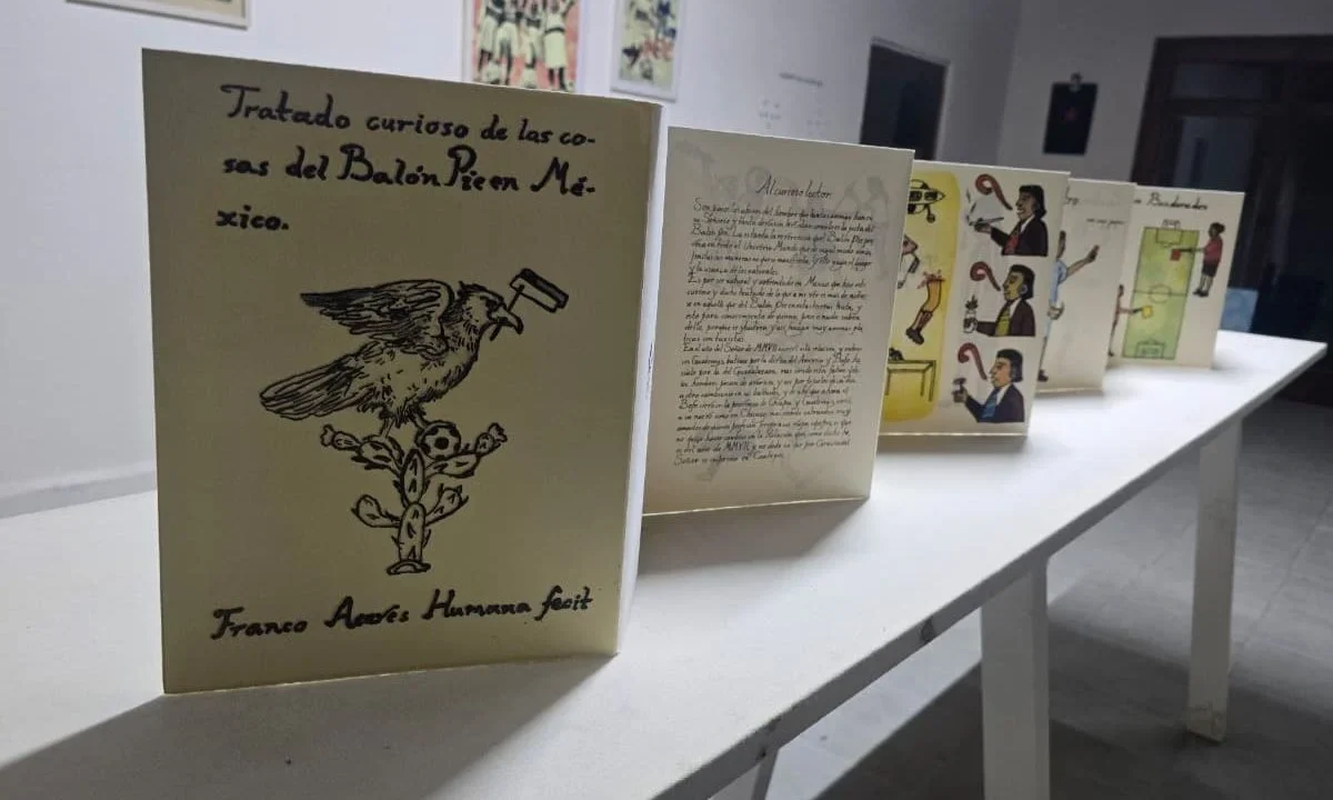 La exposición 'Al balón le vale madres' convierte al futbol en un punto de partida para reflexionar sobre problemáticas sociales.