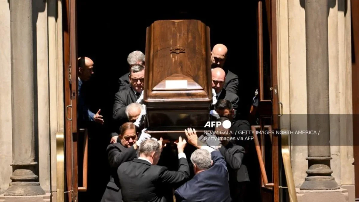 Al legendario ejecutivo musical Clive Davis lo despidieron en un funeral privado tras un servicio conmemorativo en la Sinagoga de Manhattan.