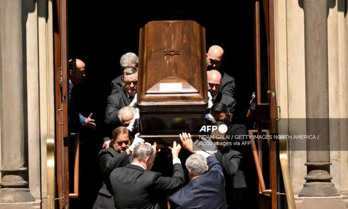 Al legendario ejecutivo musical Clive Davis lo despidieron en un funeral privado tras un servicio conmemorativo en la Sinagoga de Manhattan.