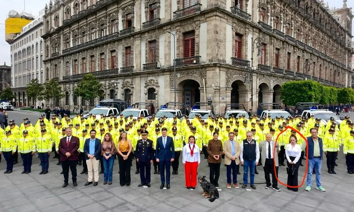 Luego de que una mujer fue captada controlando el acceso al Zócalo, el Gobierno CDMX descartó su autorización para dichas acciones.