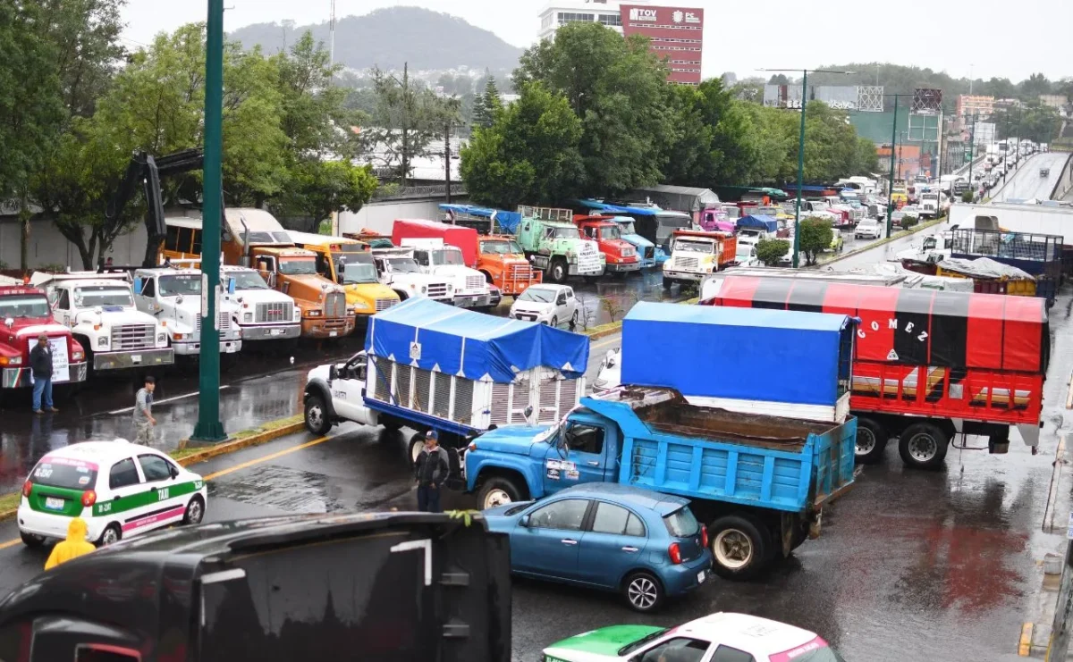 Transportistas de la Alianza Mexicana de Organización de Transportistas A.C. (AMOTAC) realizaron este miércoles un bloqueo parcial sobre las entradas y salidas de la capital veracruzana