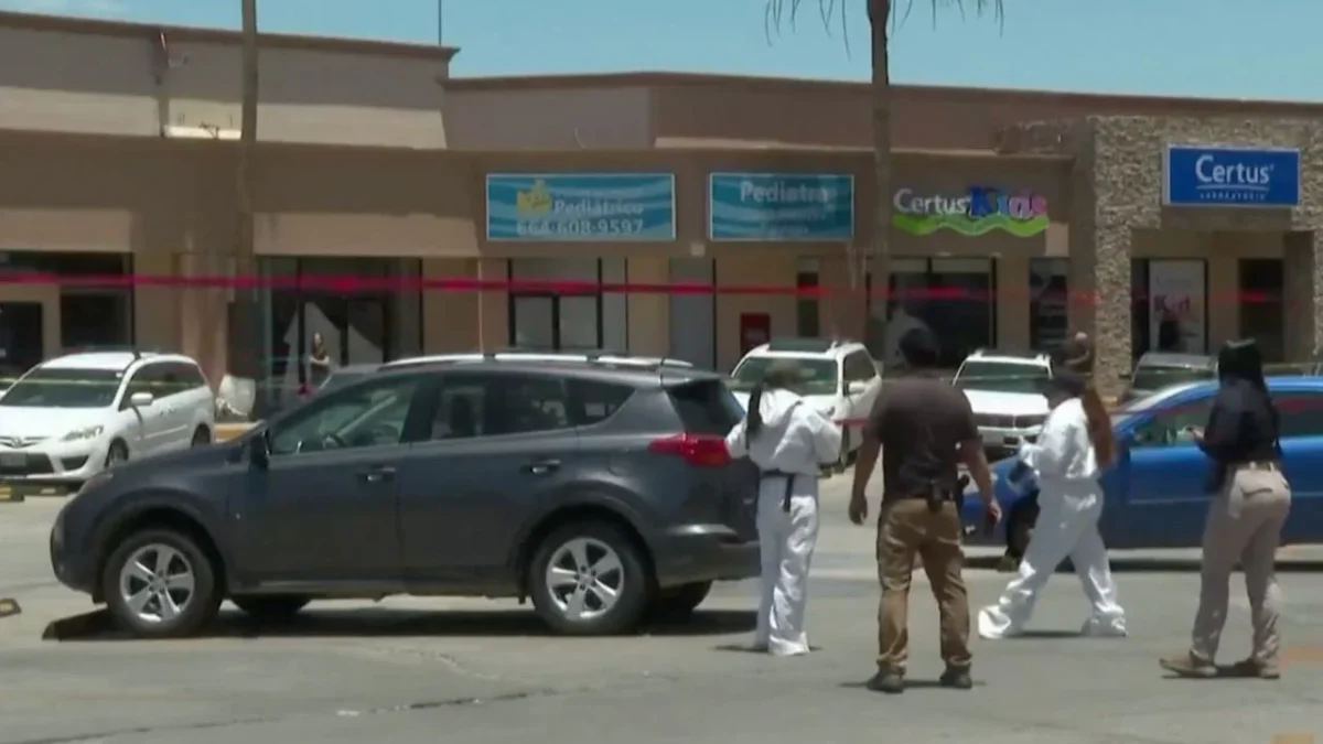 La policía de Tijuana identificó el cadaver en una camioneta Toyota en el estacionamiento de un supermercado frente al Estadio Caliente.