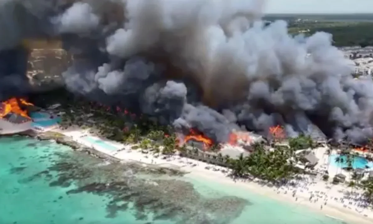 Por el incendio, autoridades evacuaron a unos mil 690 huéspedes que se encontraban en el hotel Viva Dominicus Beach de la cadena Wyndham.