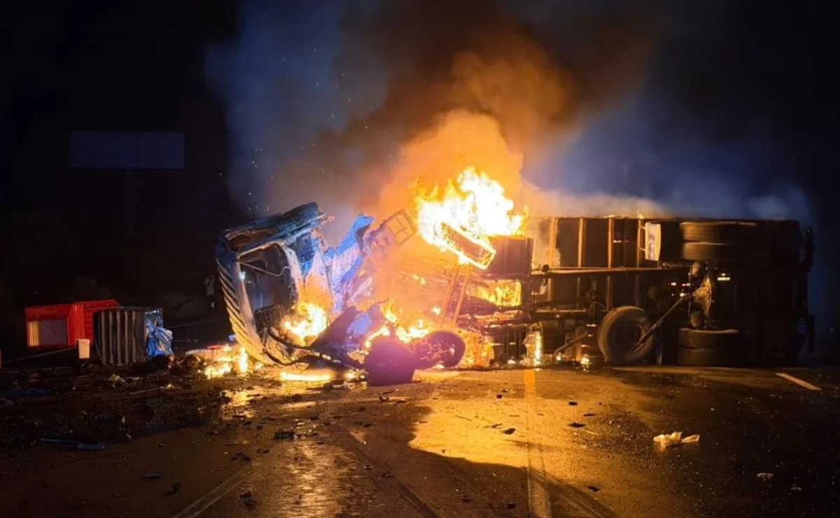 Equipos de emergencia atendieron el accidente que desencadenó un incendio vehicular en el suroeste de Ecuador