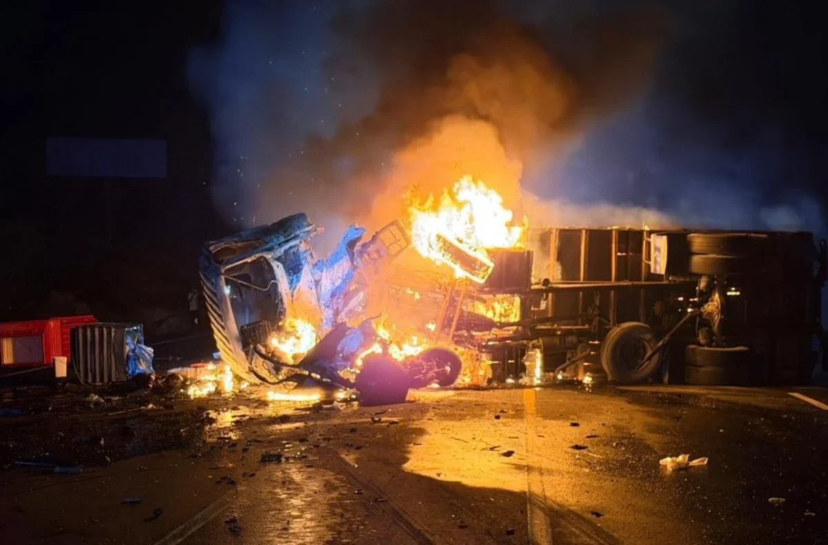 Equipos de emergencia atendieron el accidente que desencadenó un incendio vehicular en el suroeste de Ecuador
