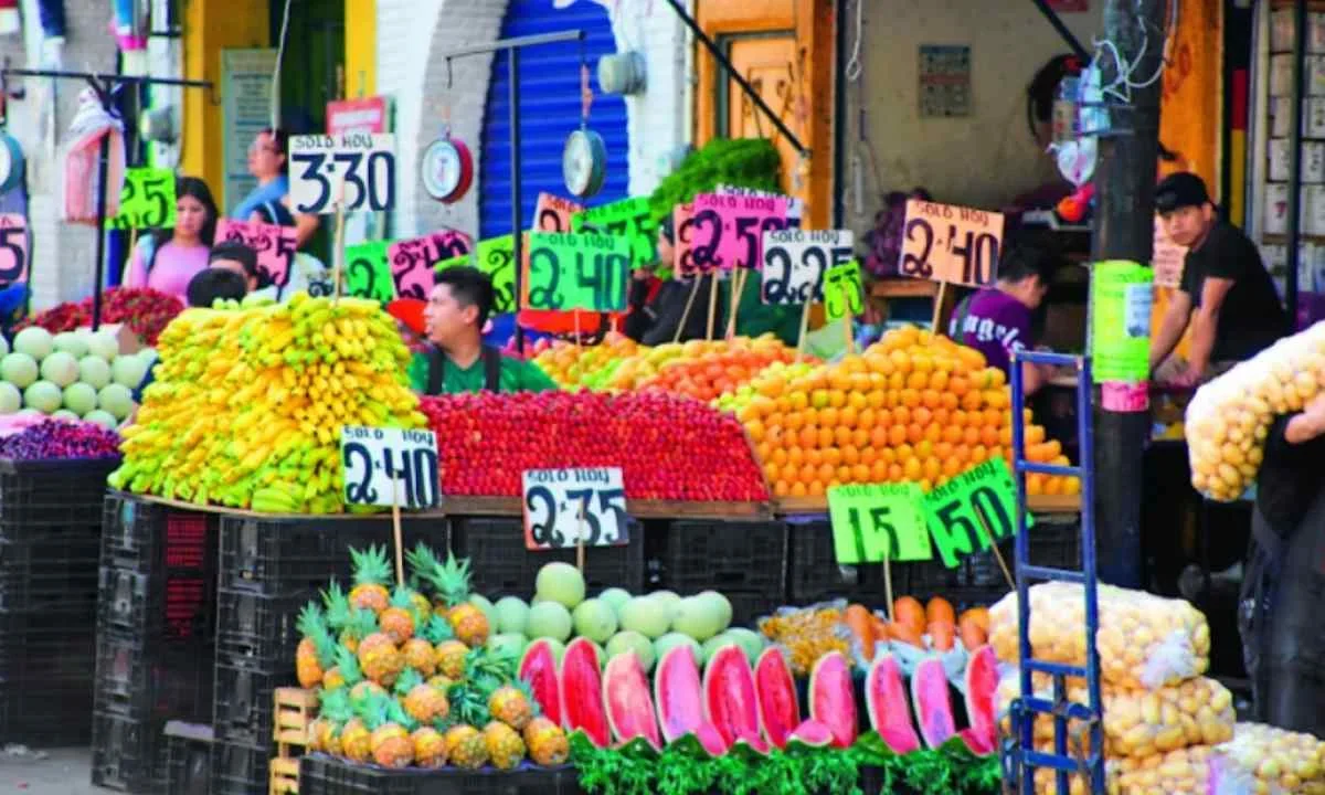 La inflación en México registró una caída mensual y que se reflejó en una fuerte disminución en los precios de frutas, verduras y energéticos.