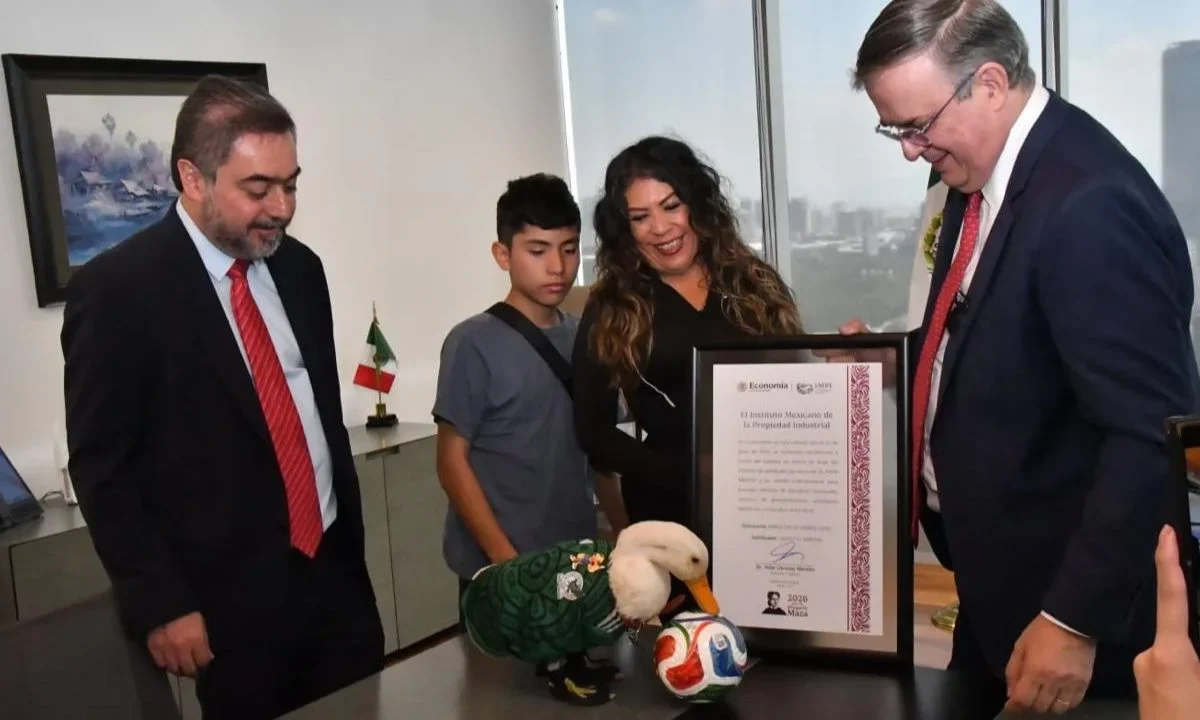 El IMPI y el Secretario de Economía informaron que fueron recibidas las solicitudes para registrar la marca Pato Merlín