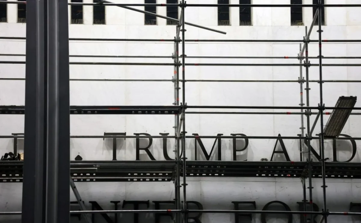 Trabajadores iniciaron el retiro del nombre de Donald Trump de la fachada del Kennedy Center en Washington, tras una orden emitida por la justicia federal