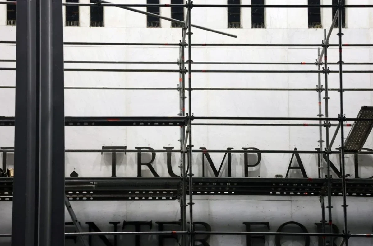 Trabajadores iniciaron el retiro del nombre de Donald Trump de la fachada del Kennedy Center en Washington, tras una orden emitida por la justicia federal