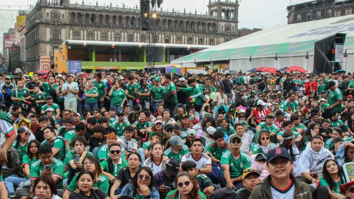 Ante un Fan Fest del Zócalo a su máxima capacidad, aficionados intentaron dar un portazo previo al partido entre México y Ecuador.