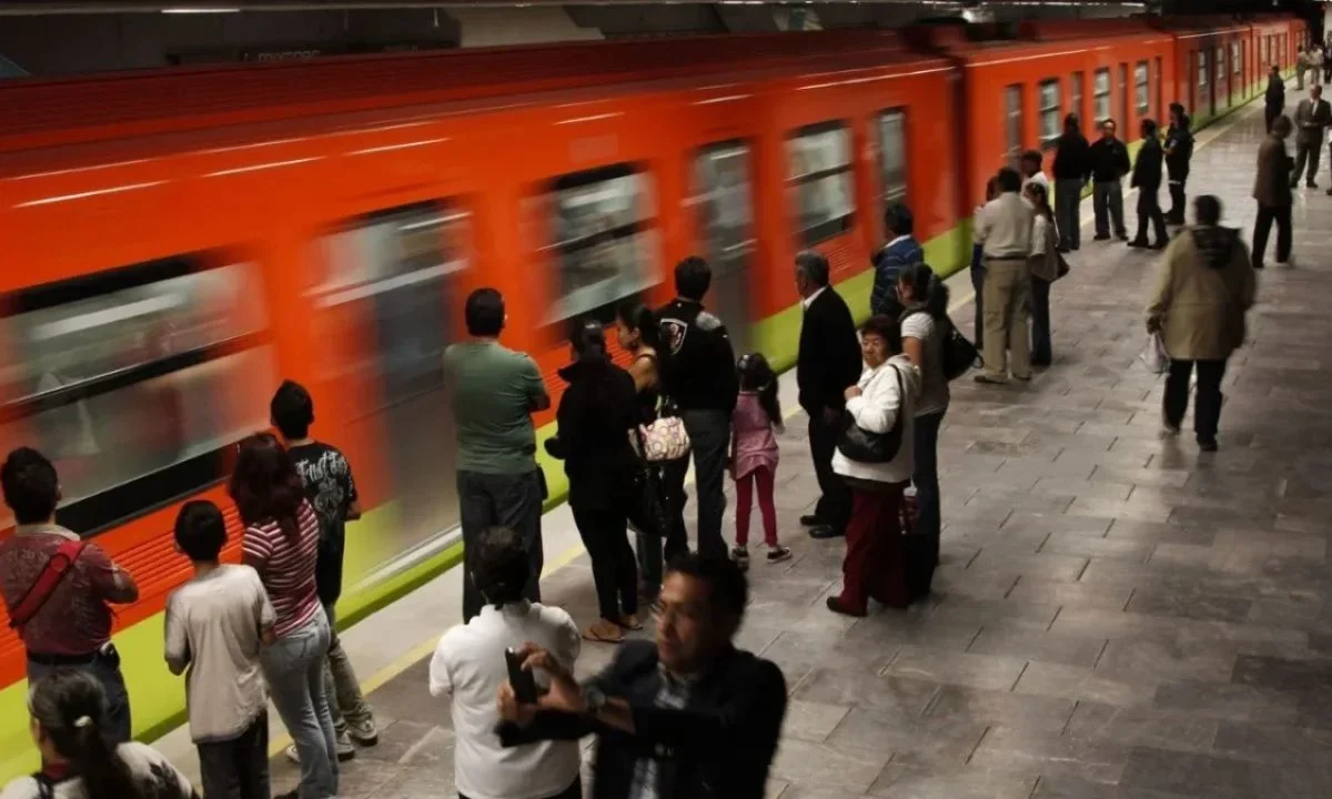 Presuntamente una persona se arrojó a las vías de la estación Zapata de la Línea 12 del Metro capitalino, interrumpiendo el servicio.